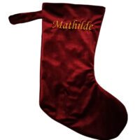 Titel: Den Eksklusive Julesok i Bordeaux Beskrivelse: Oplev den tidløse elegance af vores håndlavede julesok i bordeaux møbelvelour. Med en størrelse på ca. H: 45 cm og B: 23 cm er denne luksuriøse sok både rummelig og stilfuld. Den er udstyret med en praktisk strop, der gør det nemt at hænge den op over pejsen eller på væggen. Personliggør julesokken med broderet navn i sort skrifttype og vælg mellem farverne bordeaux, petrol, gammel rosa og råhvid. Designet og syet i Danmark af Kidstown, støtter du dansk håndværk med dette eksklusive produkt, der vil skabe uforglemmelige juleminder.